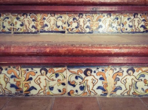 Escalera realizada con peldaños compuestos de mamperlanes y ladrillo visto y la contrahuella de azulejos vidriados decorados con motivos de putti, candelieri y motivos florales. 