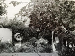 Jardín de Barbara Hepworth en su Trewyn, St. Ives, Cornwall (actual museo Barbara Hepworth). Las grandes obras que permanecen en este pequeño jardín muestran la subjetividad de la escala en la teoría moderna